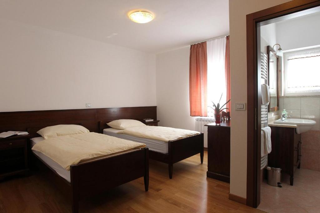 Pod Slavnikom Guest house Podgorje (Koper)